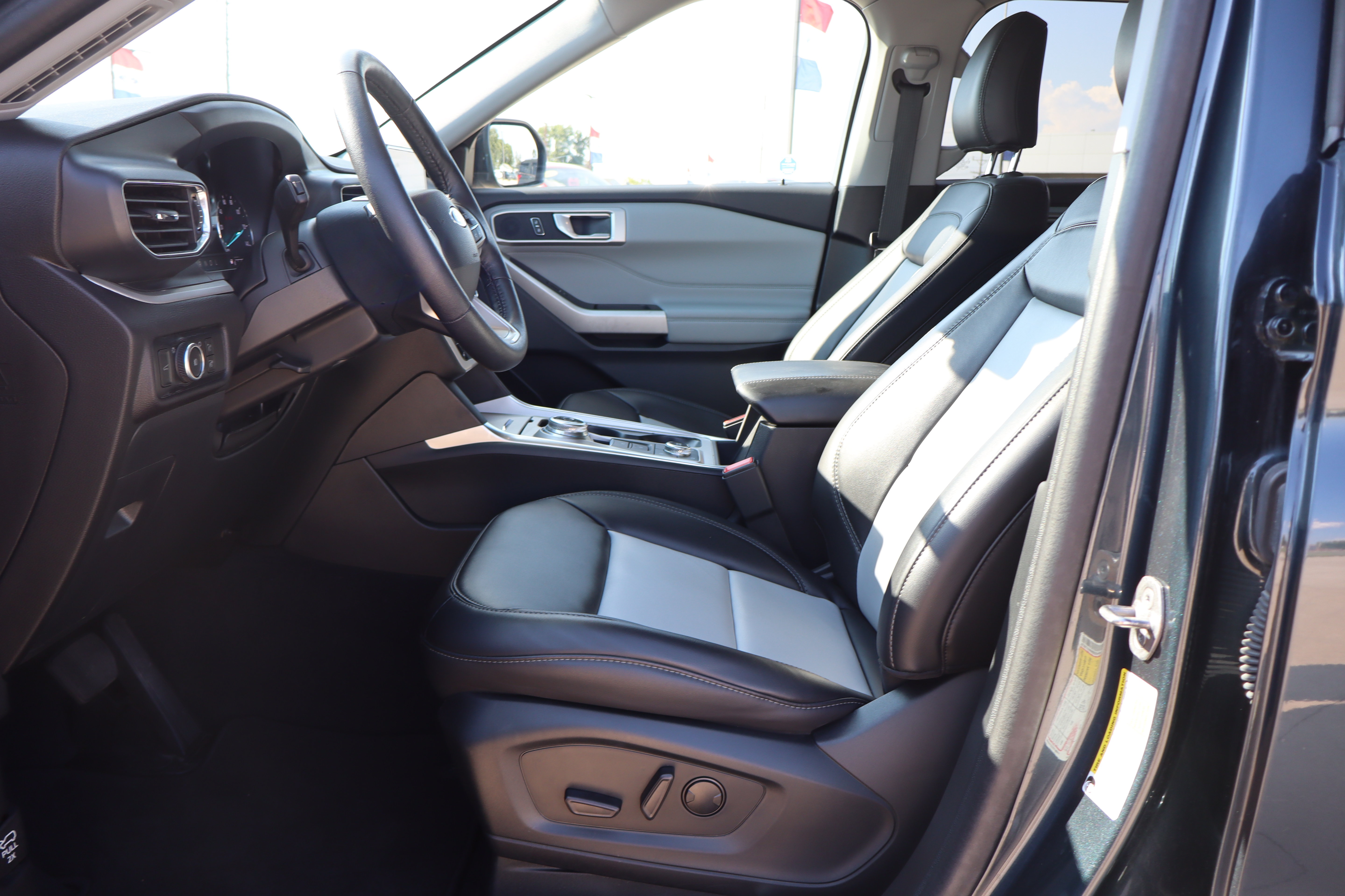 Used 2024 Ford Explorer XLT w/ Equipment Group 202A AWD/4WD image 9