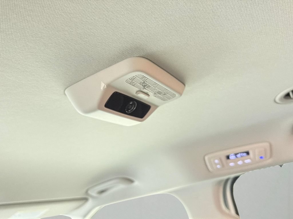 Used 2025 Kia Carnival EX FWD image 30
