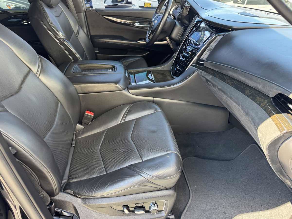 Used 2018 Cadillac Escalade Platinum AWD/4WD image 17