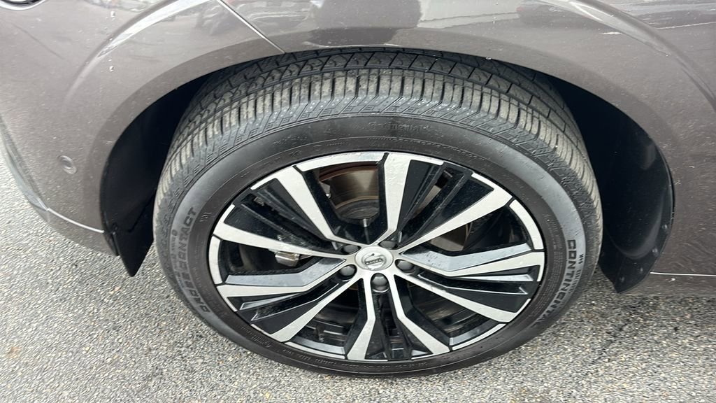 Certified 2025 Volvo XC60 B5 Plus AWD/4WD image 32