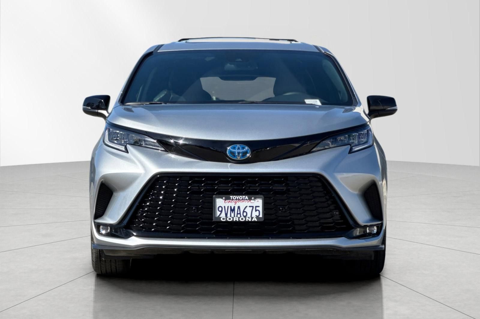 Used 2025 Toyota Sienna XSE w/ XSE Premium Package image 9