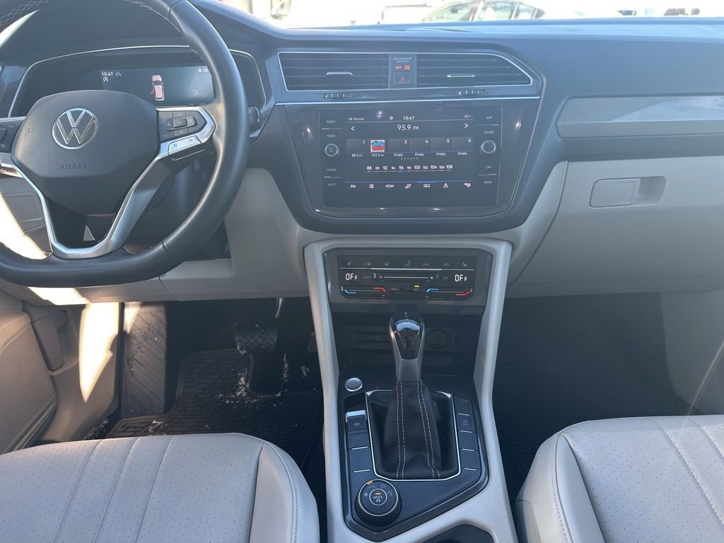 Used 2022 Volkswagen Tiguan SE w/ Panoramic Sunroof Package image 21