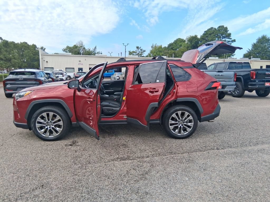 Used 2022 Toyota RAV4 XLE Premium AWD/4WD image 23