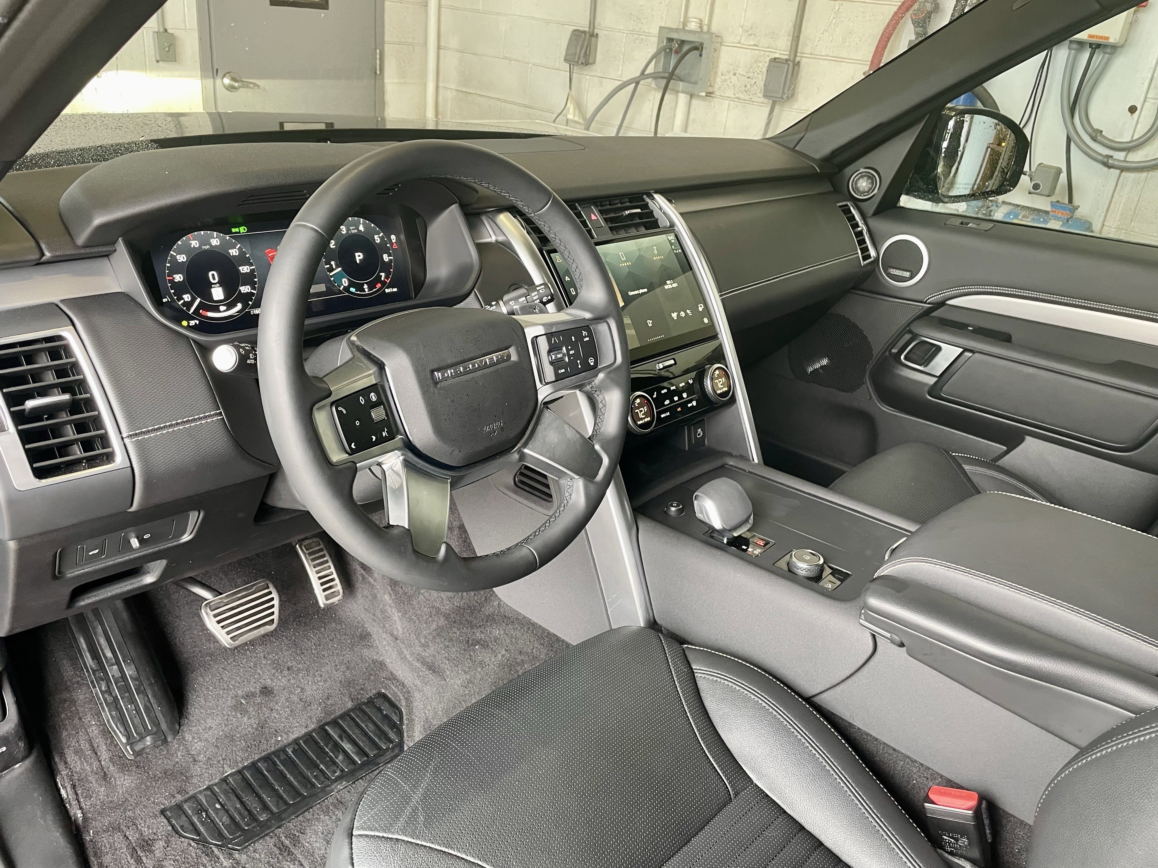 Used 2024 Land Rover Discovery Dynamic SE image 13