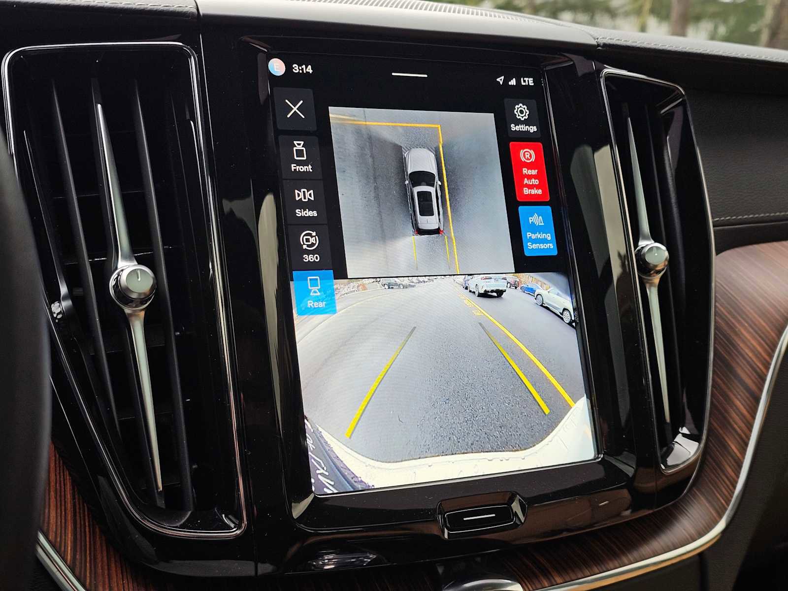 Used 2024 Volvo XC60 B5 Ultimate w/ Protection Package Premier image 29