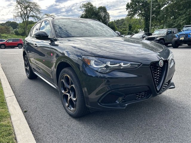 New 2025 Alfa Romeo Stelvio Sprint image 2