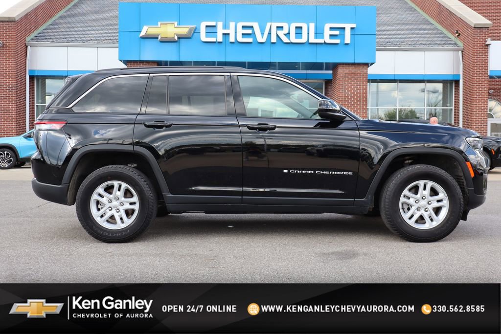Used 2024 Jeep Grand Cherokee Laredo w/ Luxury Tech Group I AWD/4WD image 1