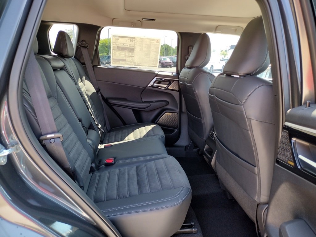 New 2025 Mitsubishi Outlander SE image 11