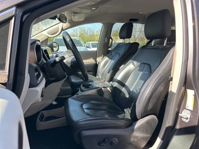 Used 2018 Chrysler Pacifica Touring-L Plus image 16