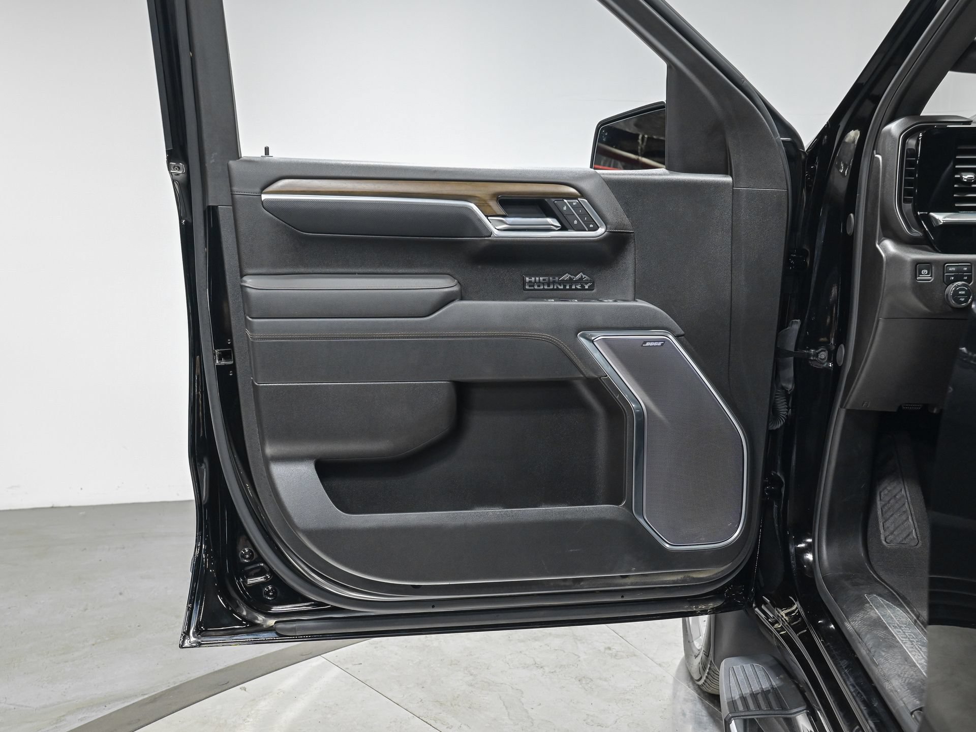Used 2025 Chevrolet Silverado 1500 High Country w/ High Country Premium Package AWD/4WD image 12