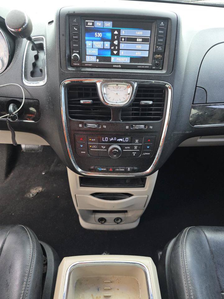 Used 2014 Chrysler Town & Country Touring FWD image 9