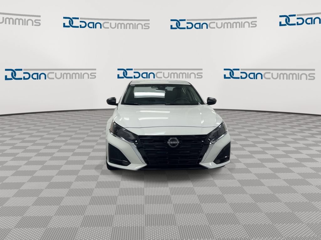 Used 2025 Nissan Altima 2.5 SV FWD image 3
