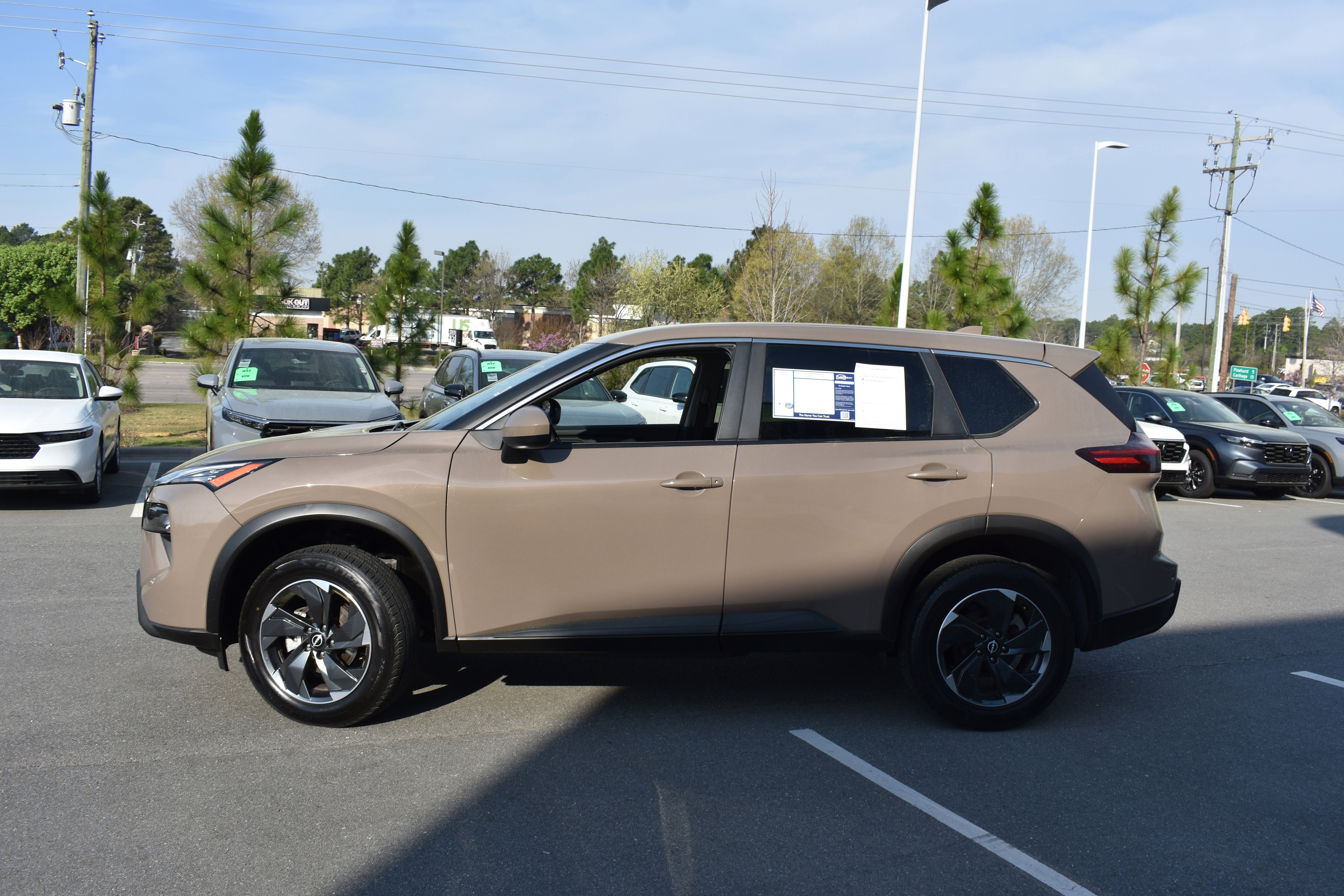 Used 2024 Nissan Rogue SV image 6