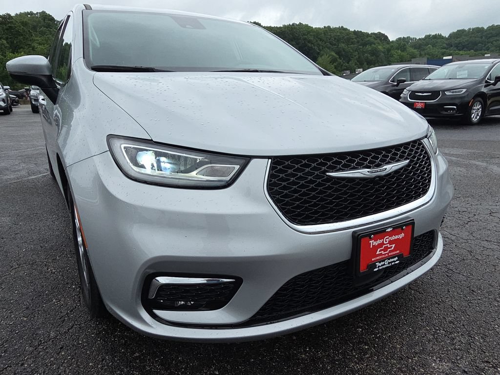 Used 2023 Chrysler Pacifica Touring-L FWD image 11