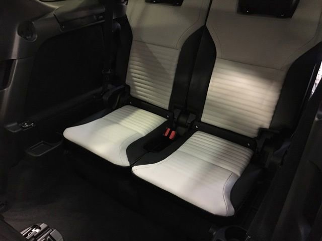 New 2024 Land Rover Discovery Metropolitan Edition image 29