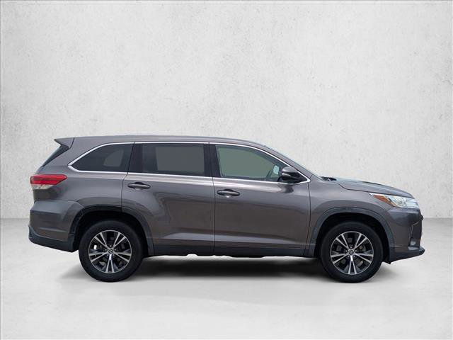 Used 2019 Toyota Highlander LE FWD image 4
