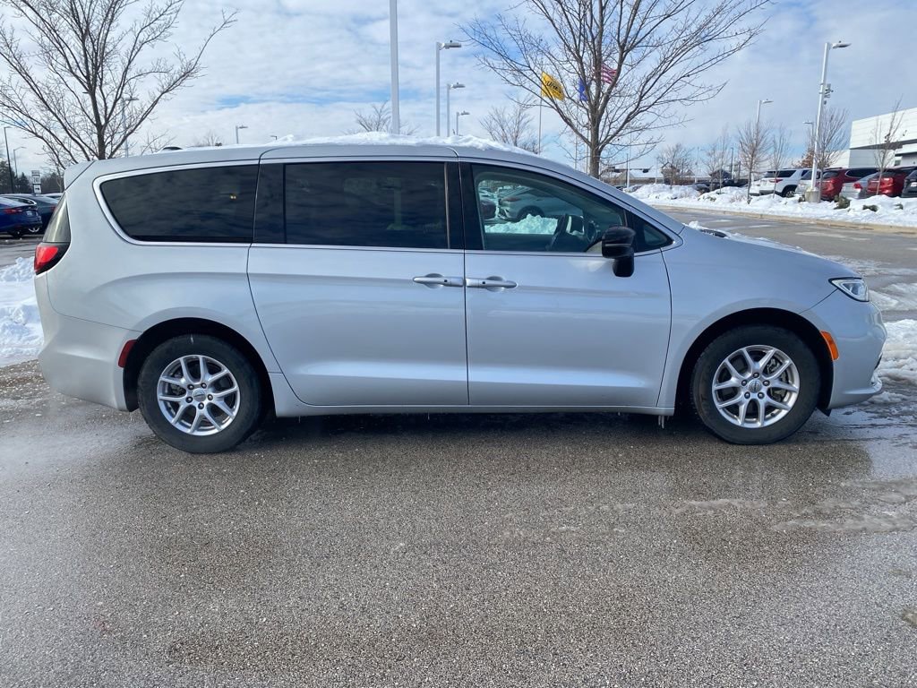 Used 2024 Chrysler Pacifica Touring-L image 3