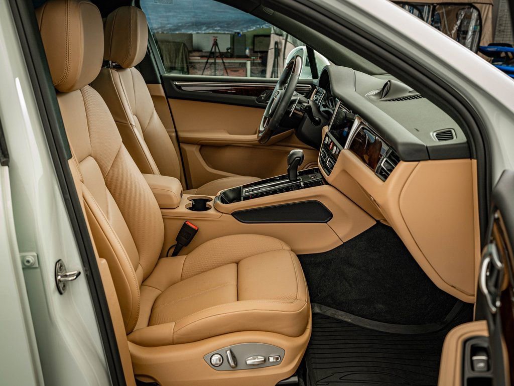 Certified 2025 Porsche Macan image 28
