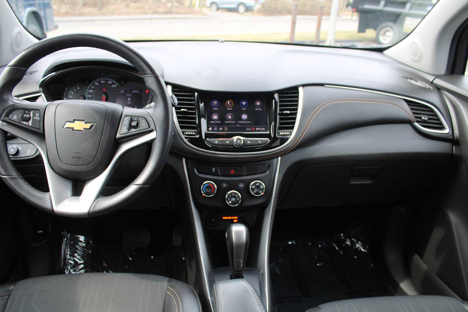 Used 2022 Chevrolet Trax LT w/ LT Convenience Package image 12