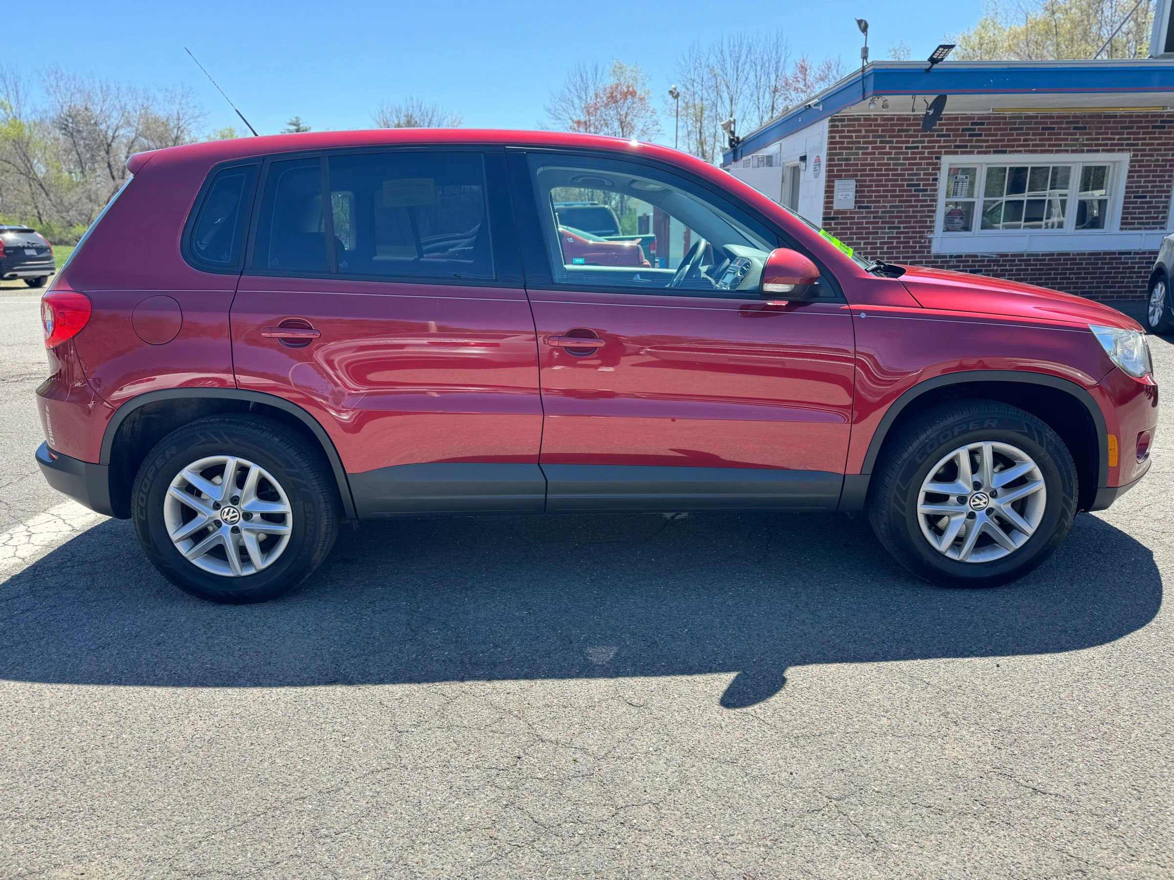 Used 2011 Volkswagen Tiguan S image 2