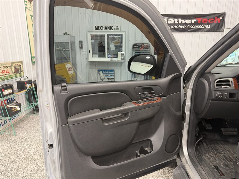 Used 2011 Chevrolet Suburban LS RWD image 23