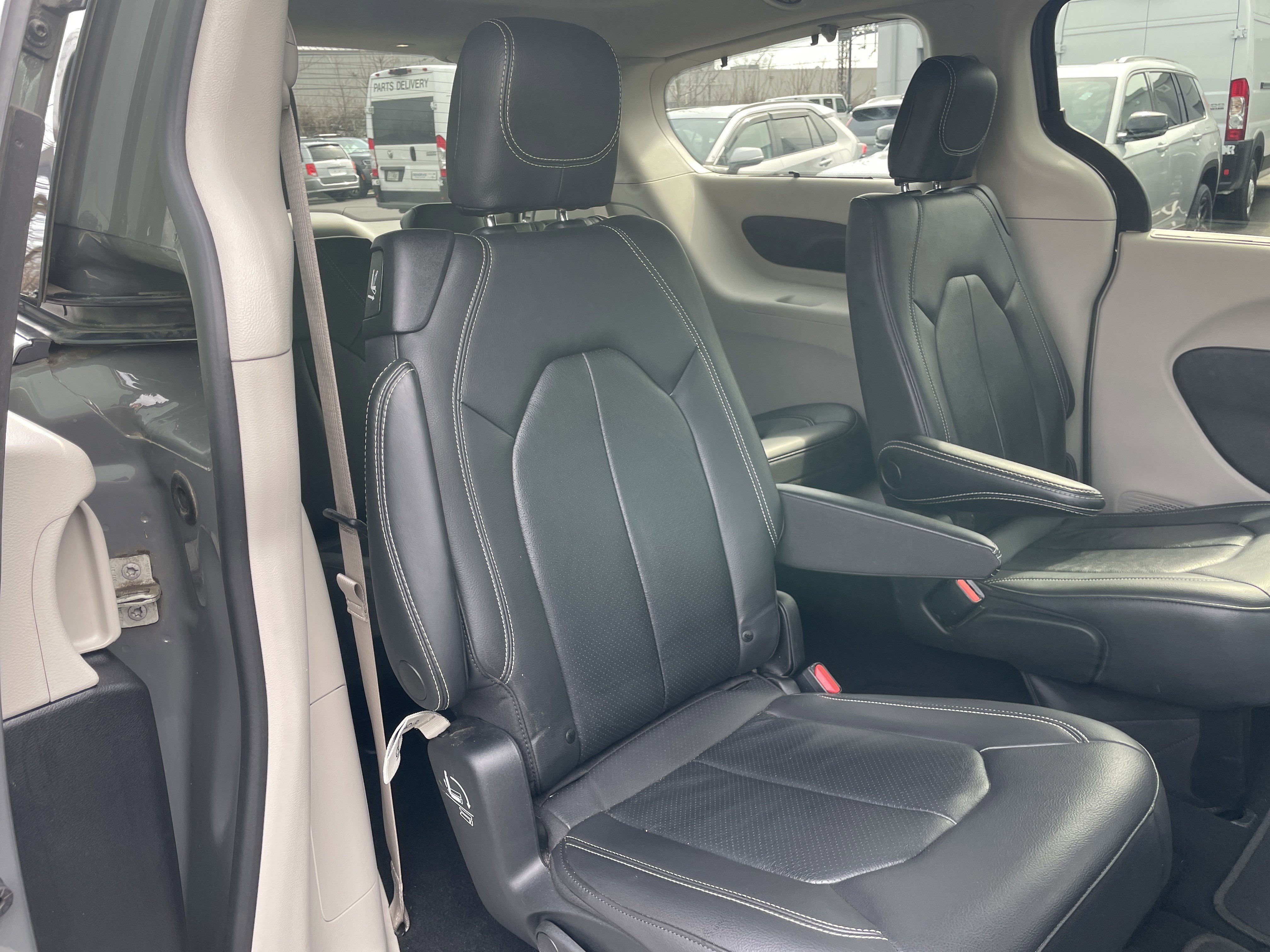 Used 2022 Chrysler Pacifica Touring-L image 17