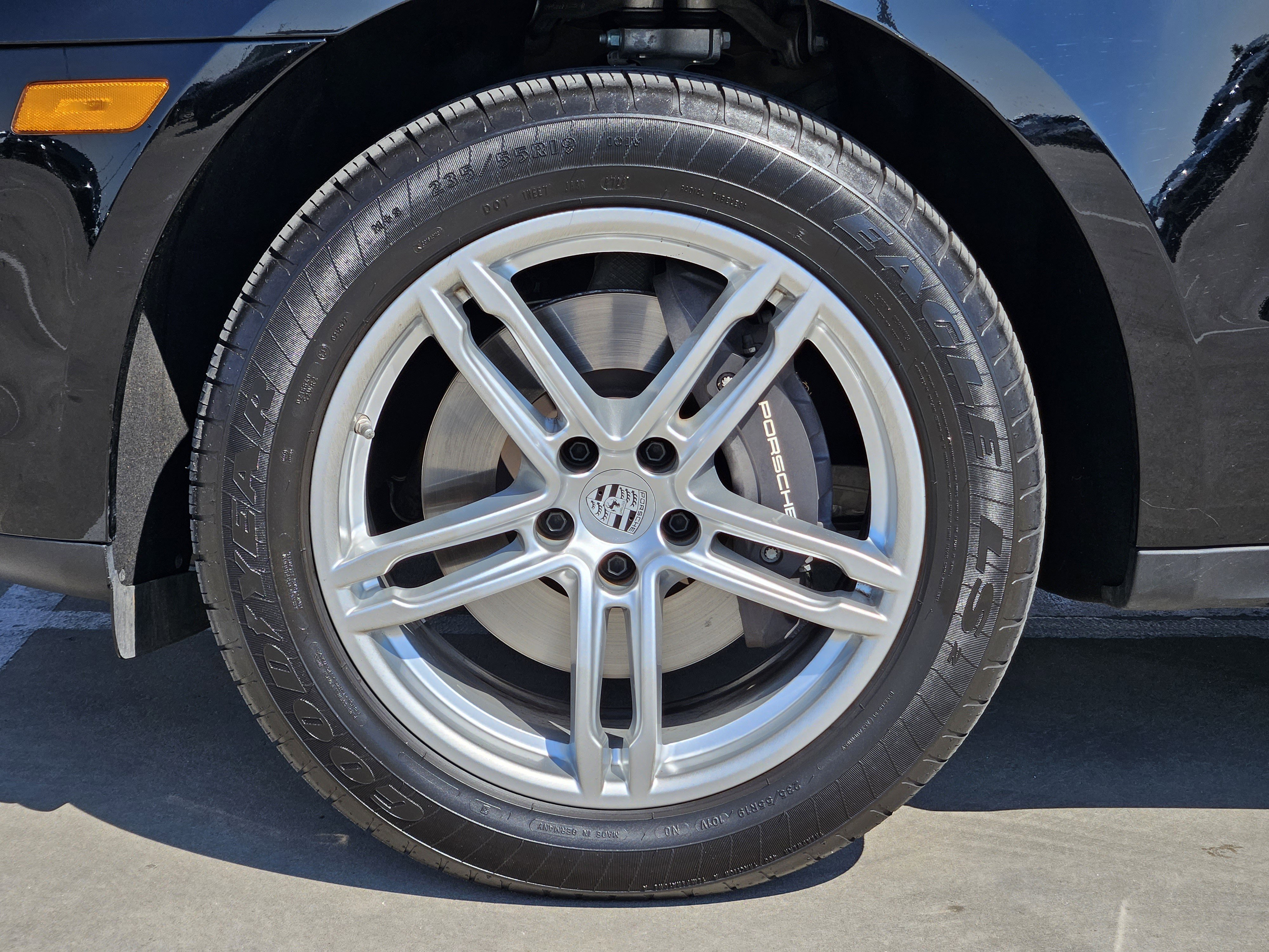 Certified 2025 Porsche Macan image 14