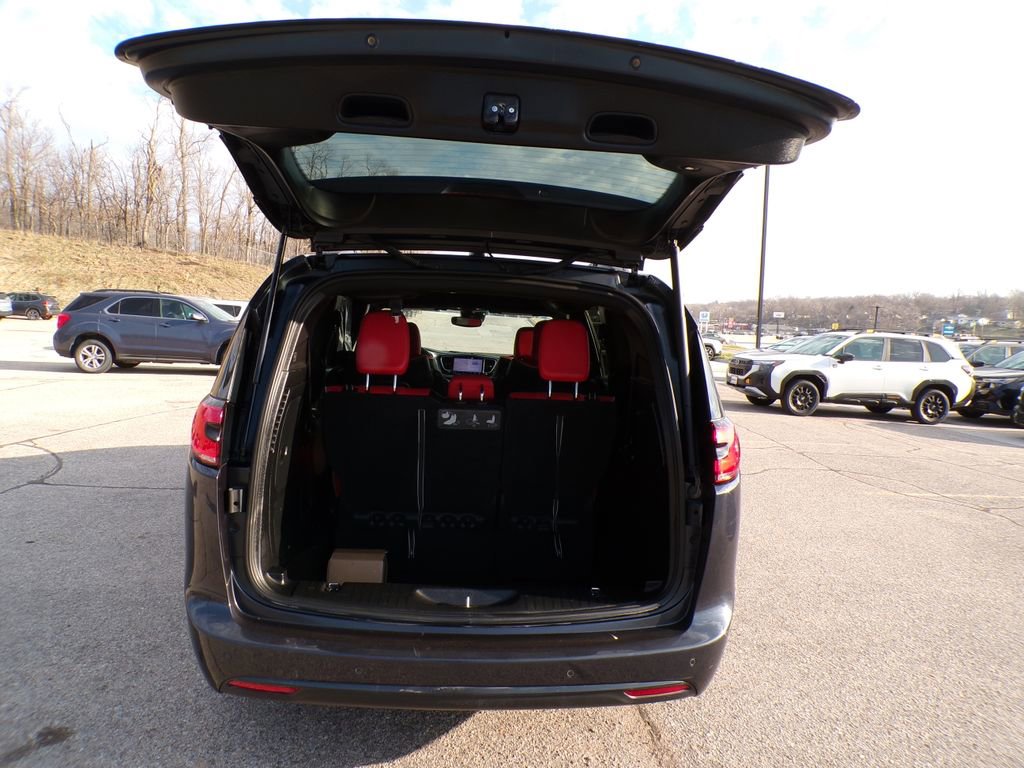 Used 2021 Chrysler Pacifica Limited w/ Uconnect Theater Family Group FWD image 8