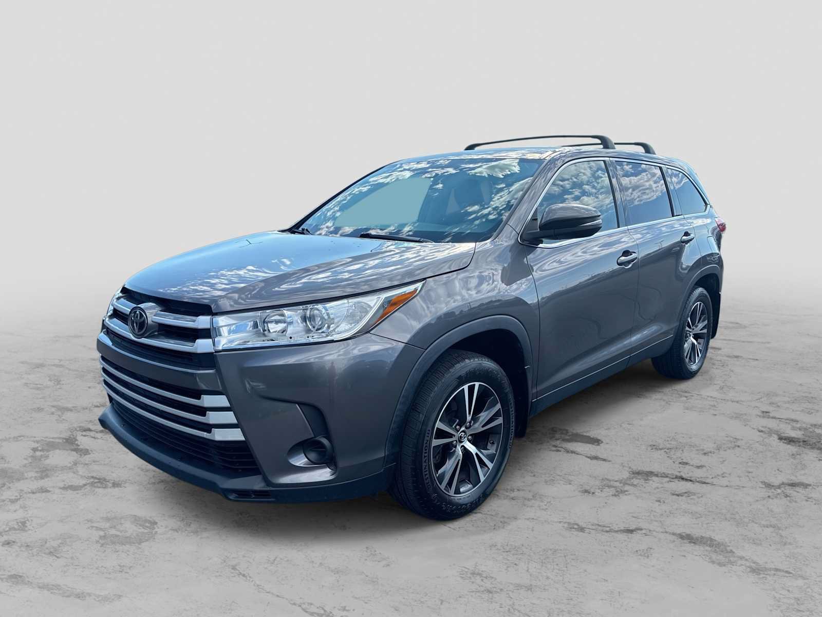Used 2019 Toyota Highlander LE AWD/4WD image 1