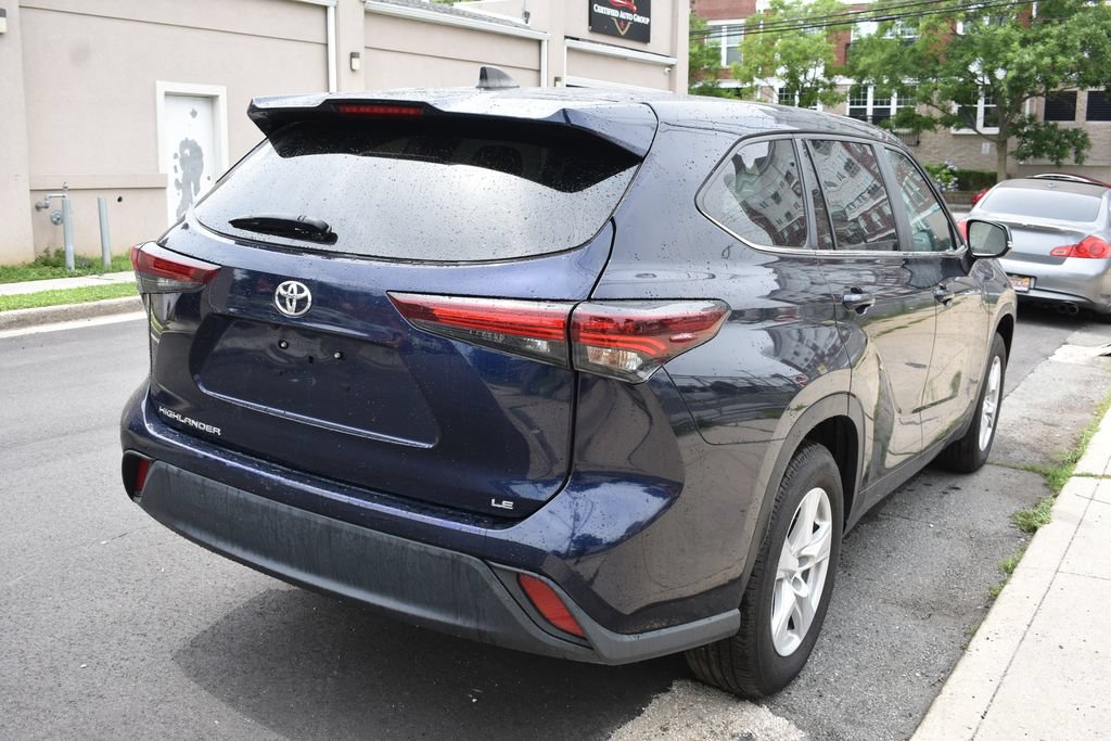 Used 2025 Toyota Highlander LE FWD image 6