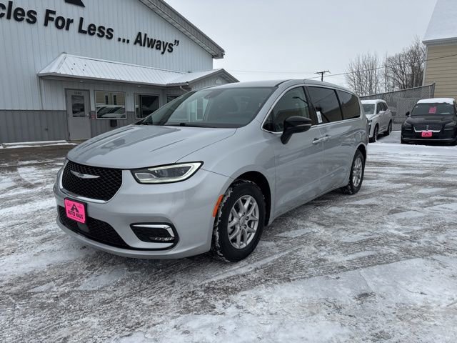 Used 2024 Chrysler Pacifica Touring-L image 16
