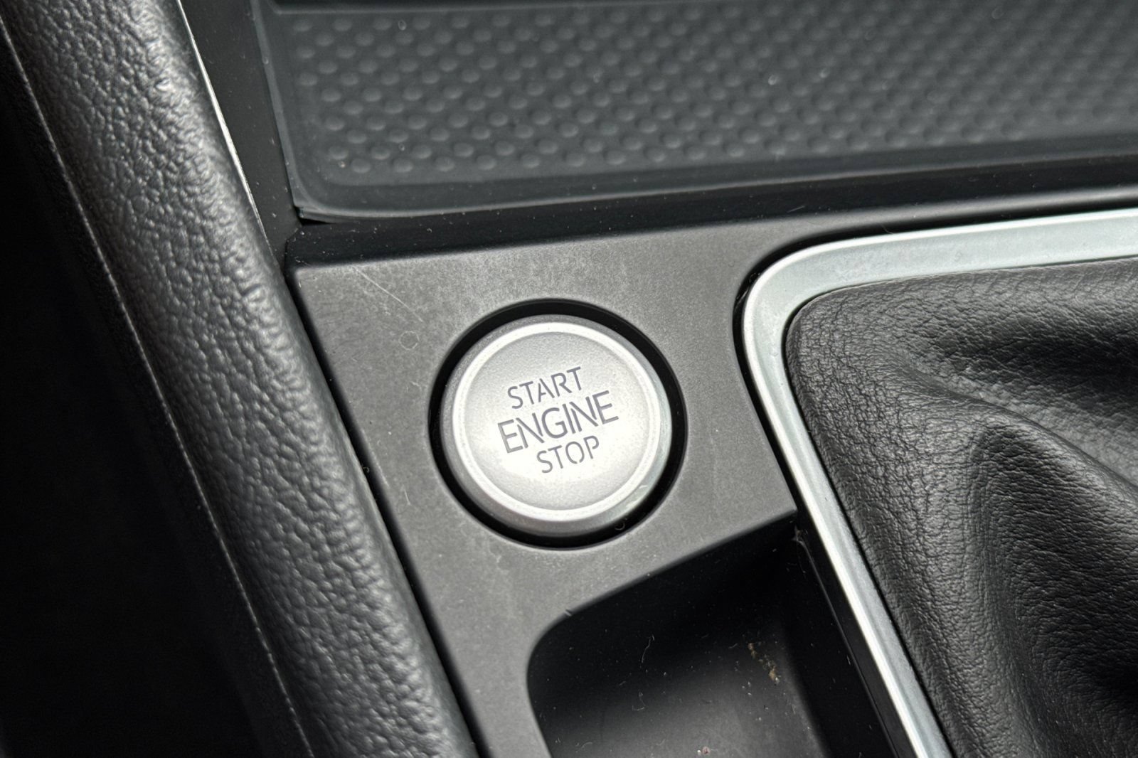 Used 2025 Volkswagen Jetta SE FWD image 18