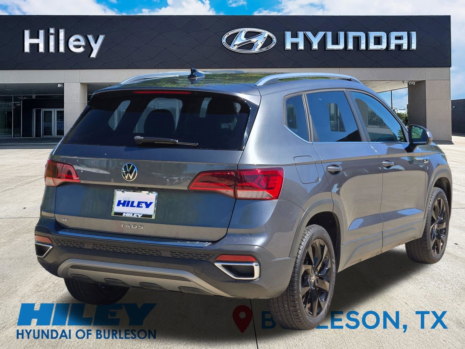 Used 2023 Volkswagen Taos SE w/ Black Wheel Package image 4