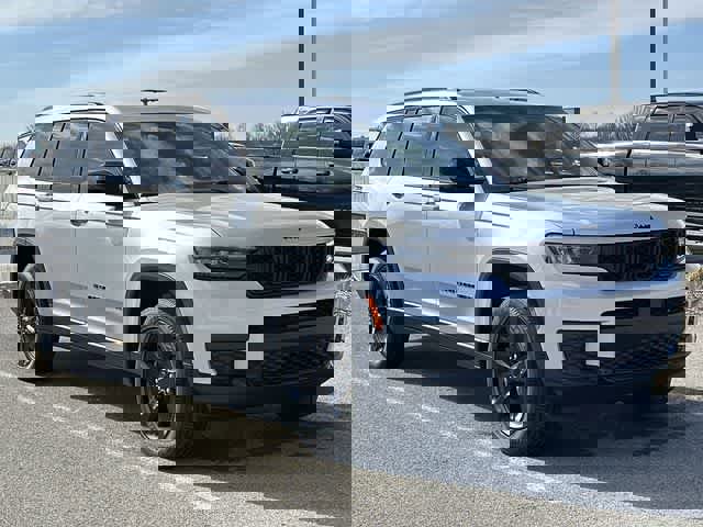 Used 2023 Jeep Grand Cherokee L Laredo image 35