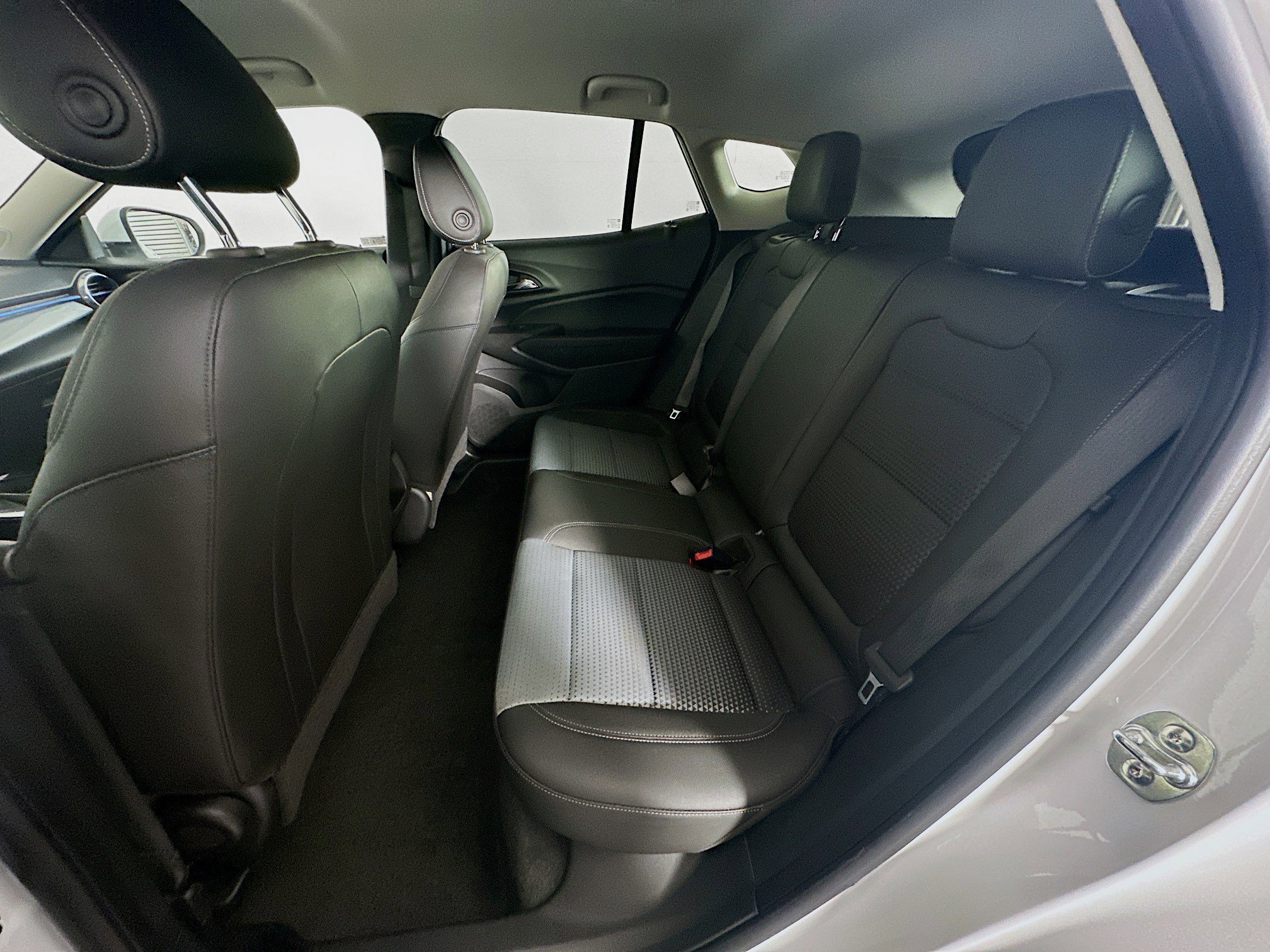 Used 2025 Chevrolet Trax LT w/ LT Convenience Package image 25