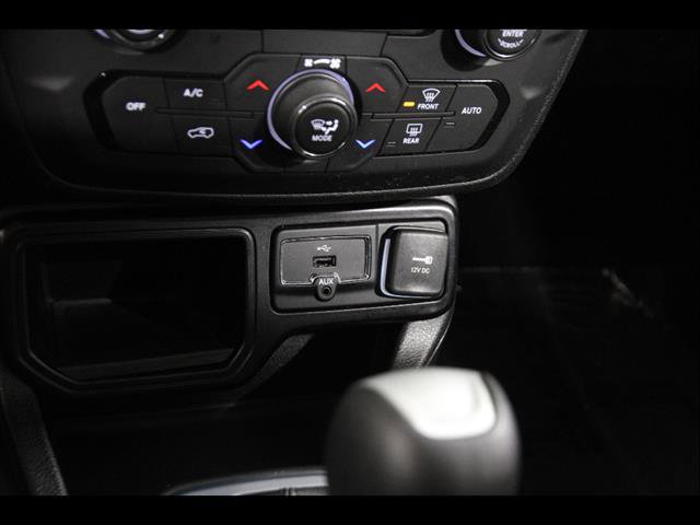 Used 2018 Jeep Renegade Latitude w/ Cold Weather Group FWD image 15