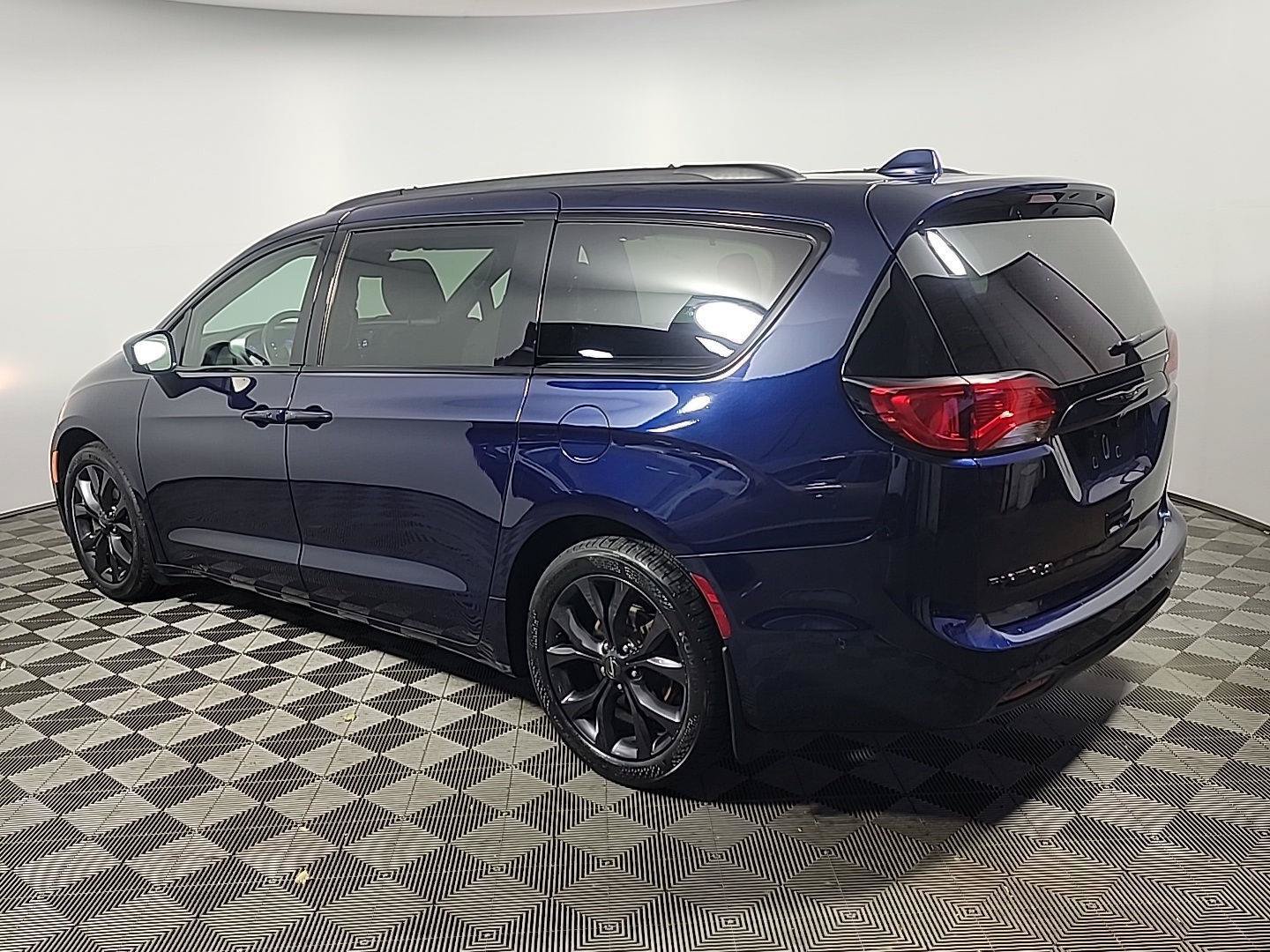Used 2019 Chrysler Pacifica Touring-L Plus w/ Advanced Safetytec Group FWD image 11