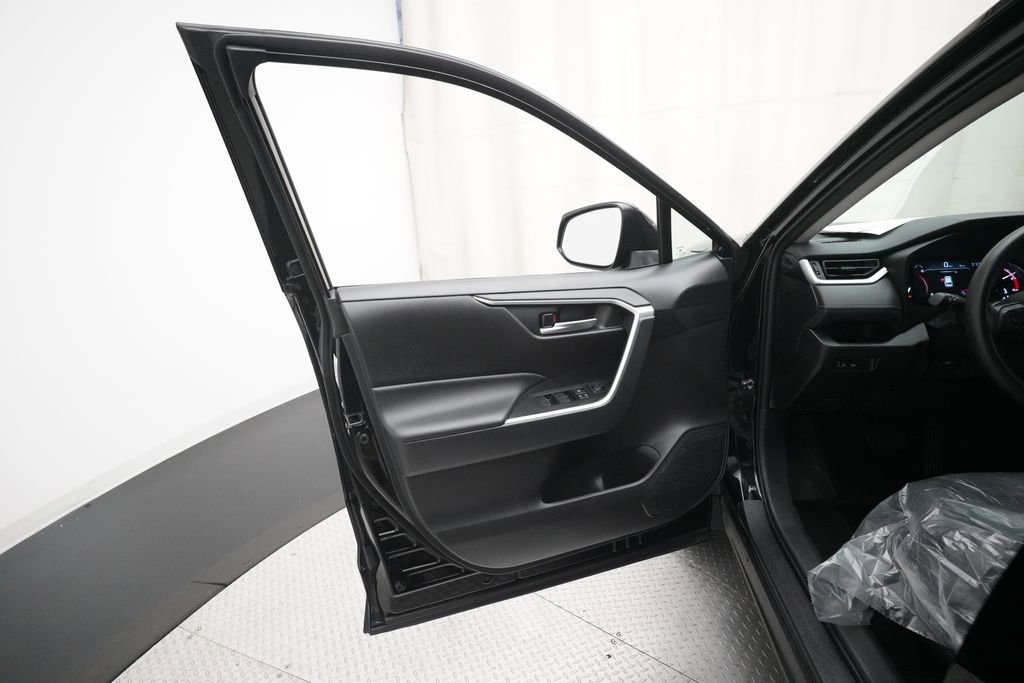 Used 2025 Toyota RAV4 XLE image 29