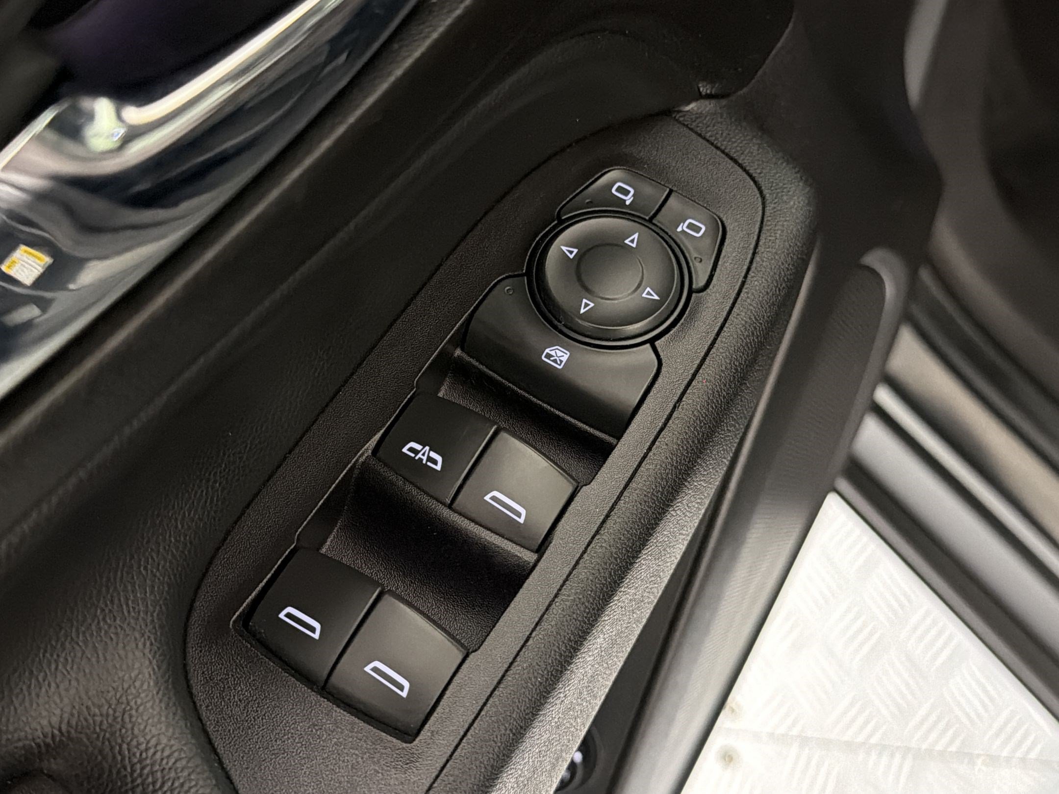Used 2018 Chevrolet Equinox LT FWD image 11