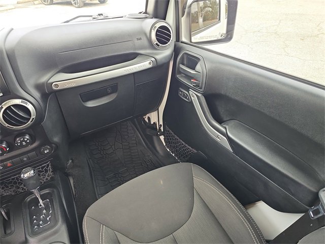 Used 2017 Jeep Wrangler Unlimited Sahara w/ Connectivity Group image 12