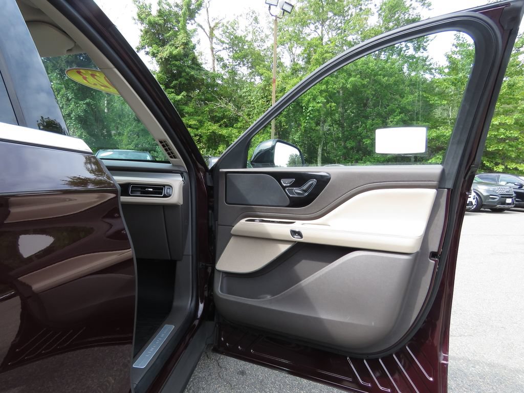 Used 2023 Lincoln Aviator AWD w/ Premium Package image 12