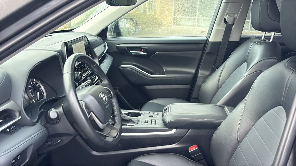 Used 2025 Toyota Highlander XLE AWD/4WD image 28