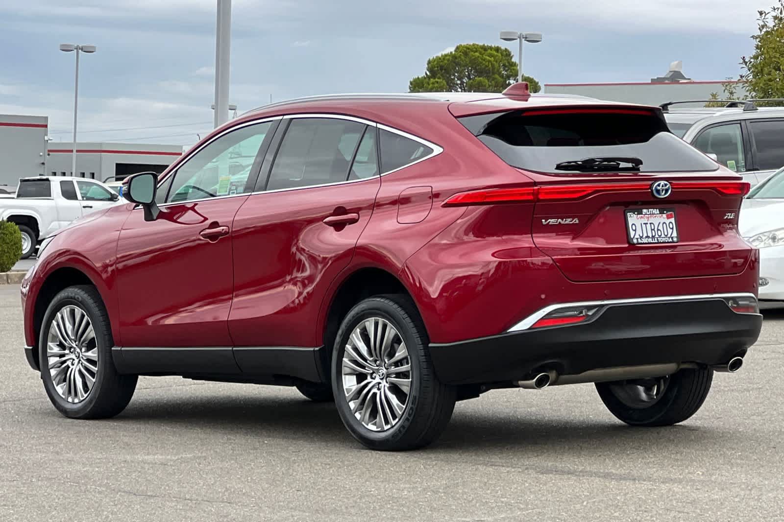 Certified 2023 Toyota Venza XLE AWD/4WD image 7