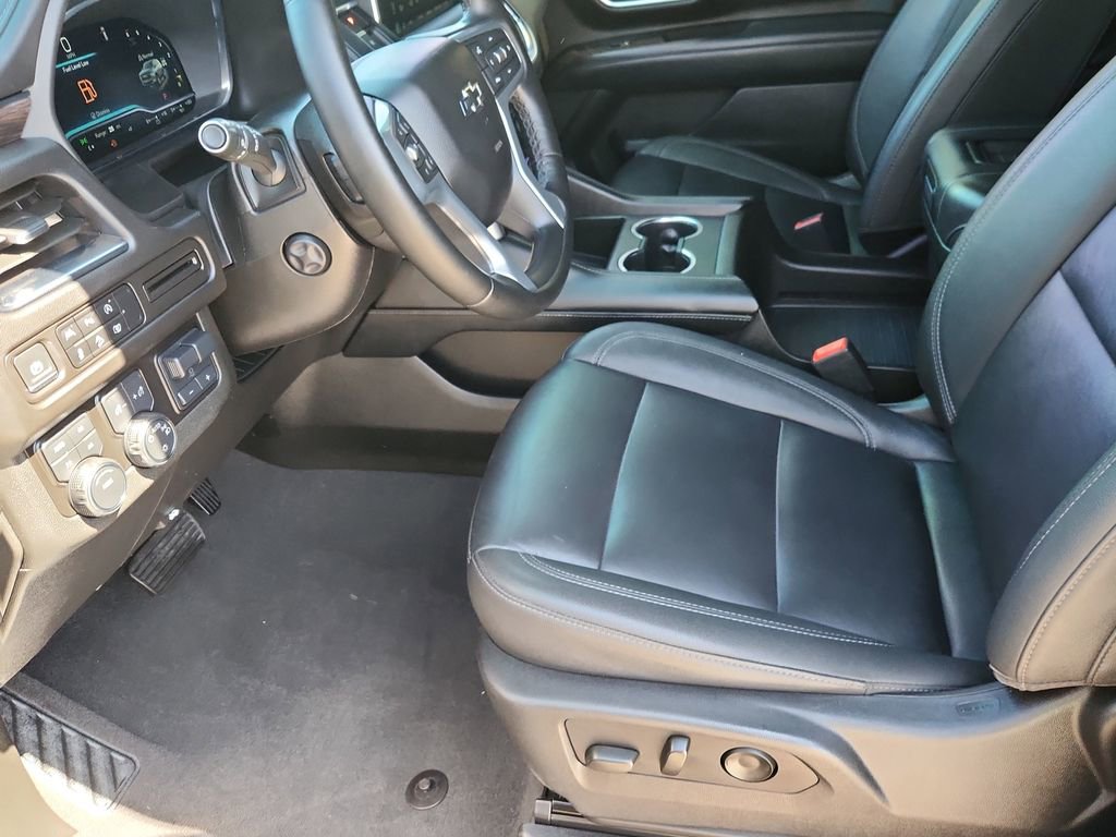 Used 2024 Chevrolet Suburban Z71 w/ Luxury Package AWD/4WD image 7