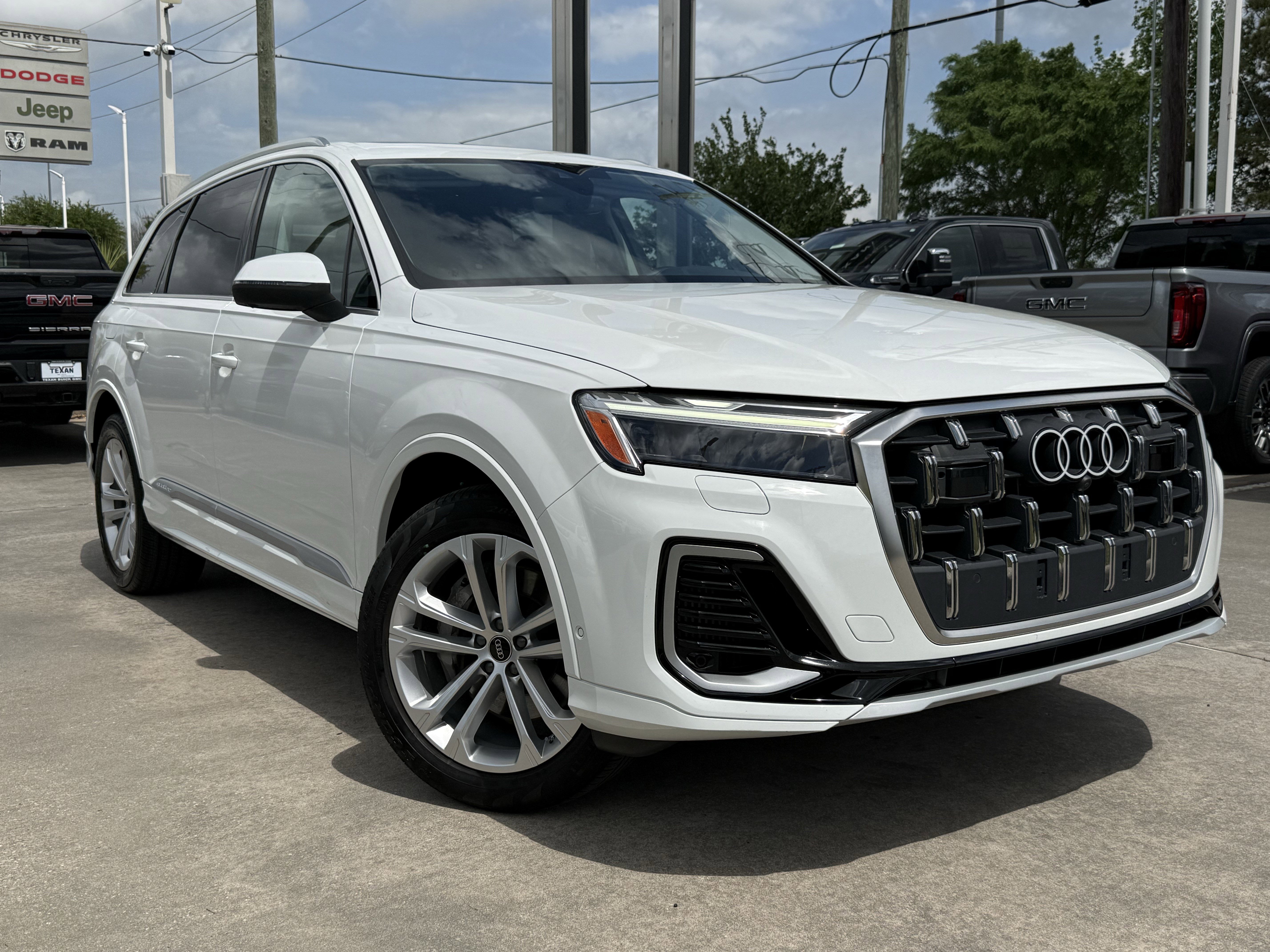 Used 2025 Audi Q7 3.0T Premium Plus AWD/4WD image 2