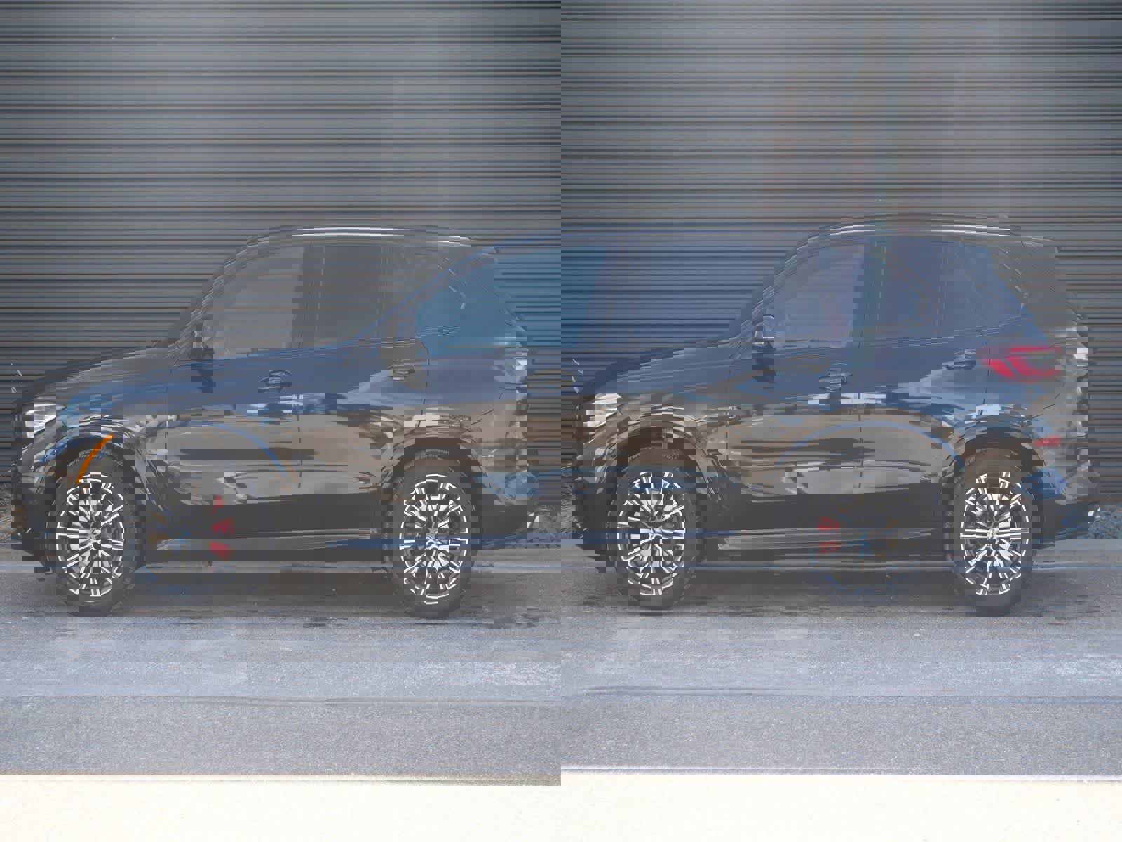 Used 2022 BMW X5 xDrive40i w/ M Sport Package image 2