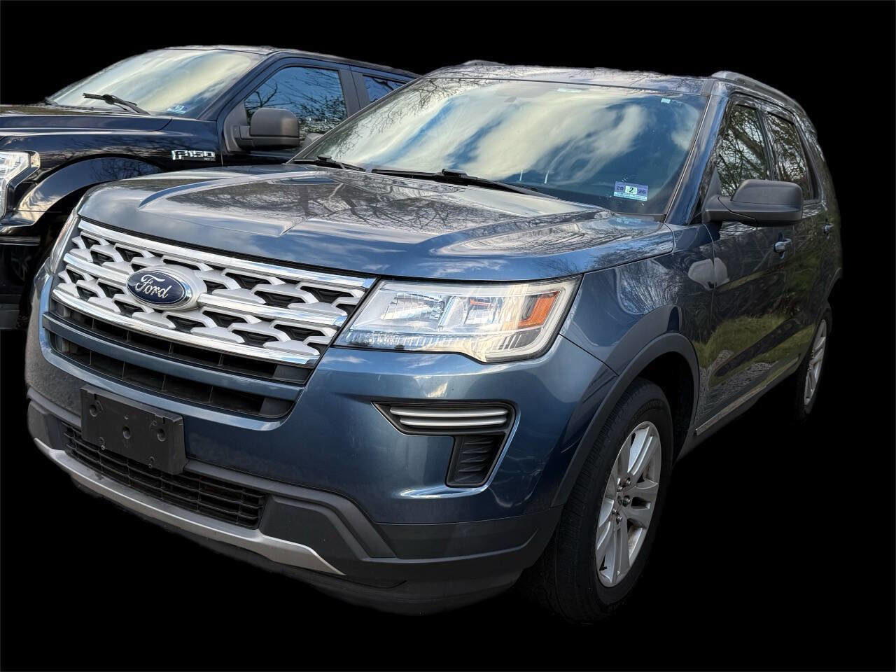 Used 2019 Ford Explorer XLT image 2