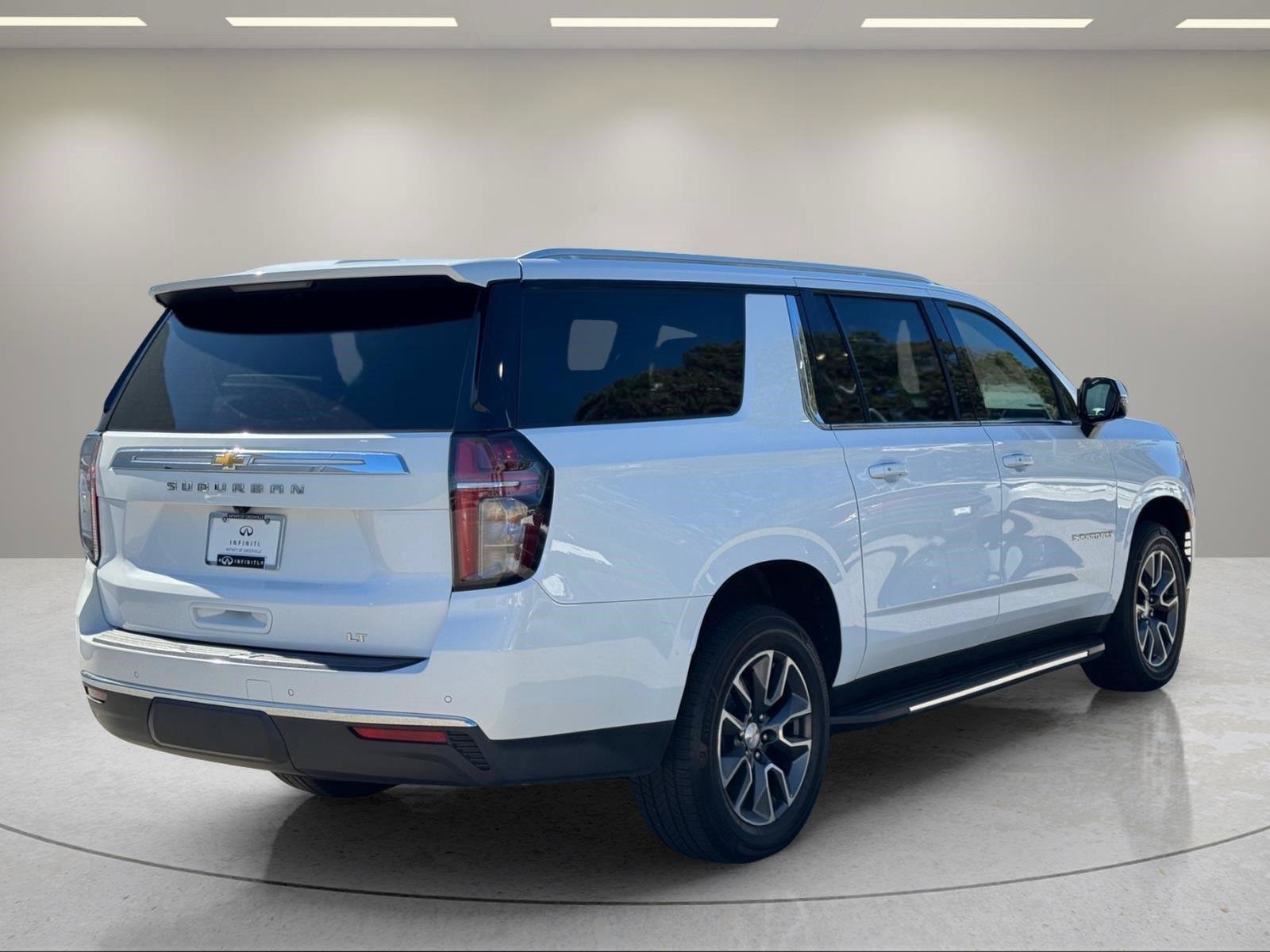 Used 2023 Chevrolet Suburban LT w/ Luxury Package AWD/4WD image 5