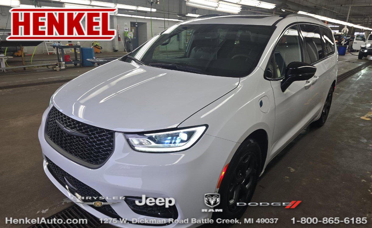 Used 2024 Chrysler Pacifica Premium