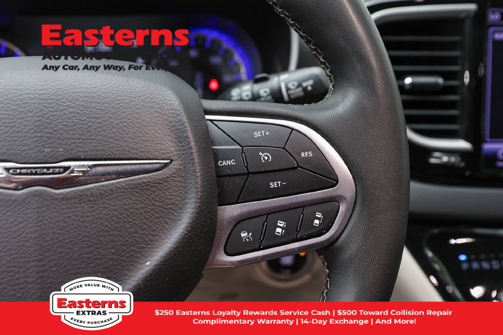 Used 2023 Chrysler Pacifica Touring-L FWD image 17